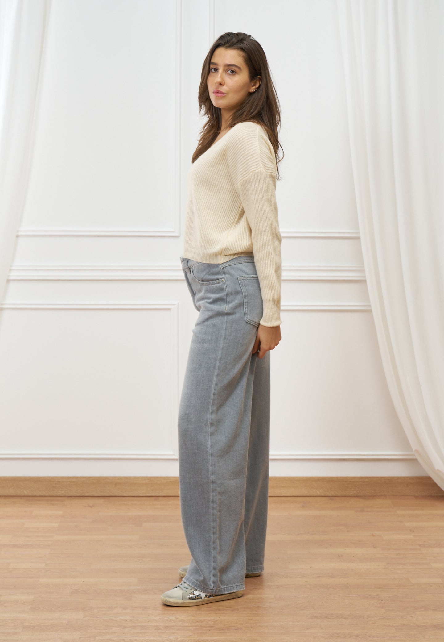 Maglia crop con scollo a v in lana