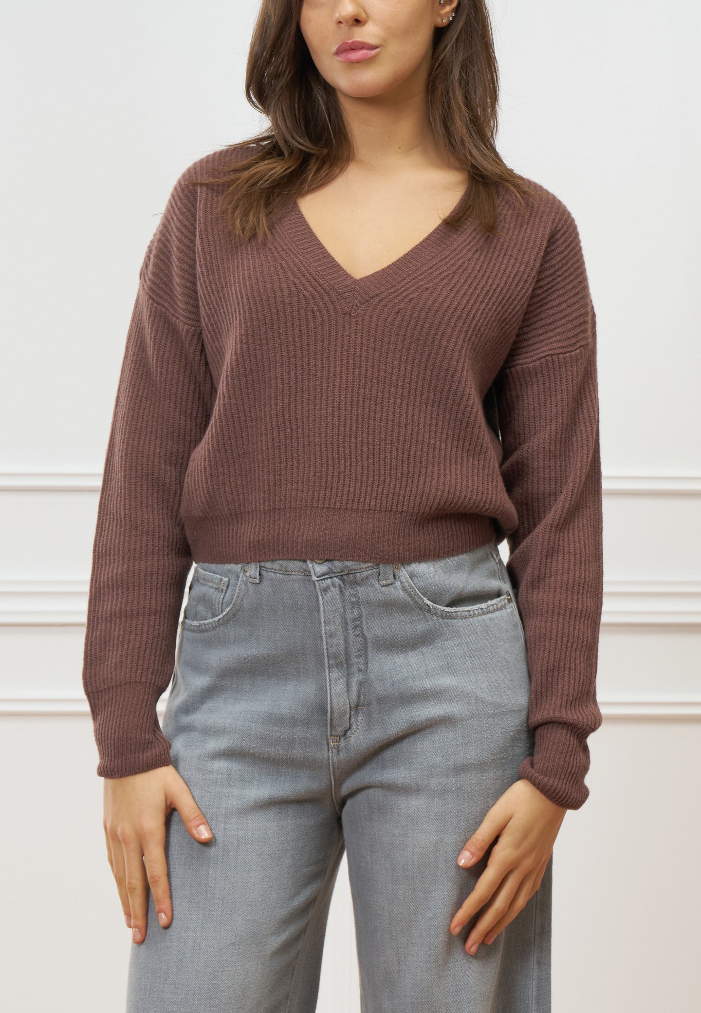 Maglia crop con scollo a v in lana