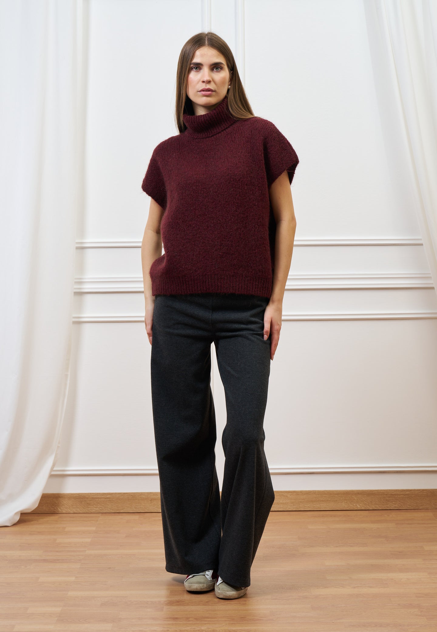 Maglia smanicata con collo alto