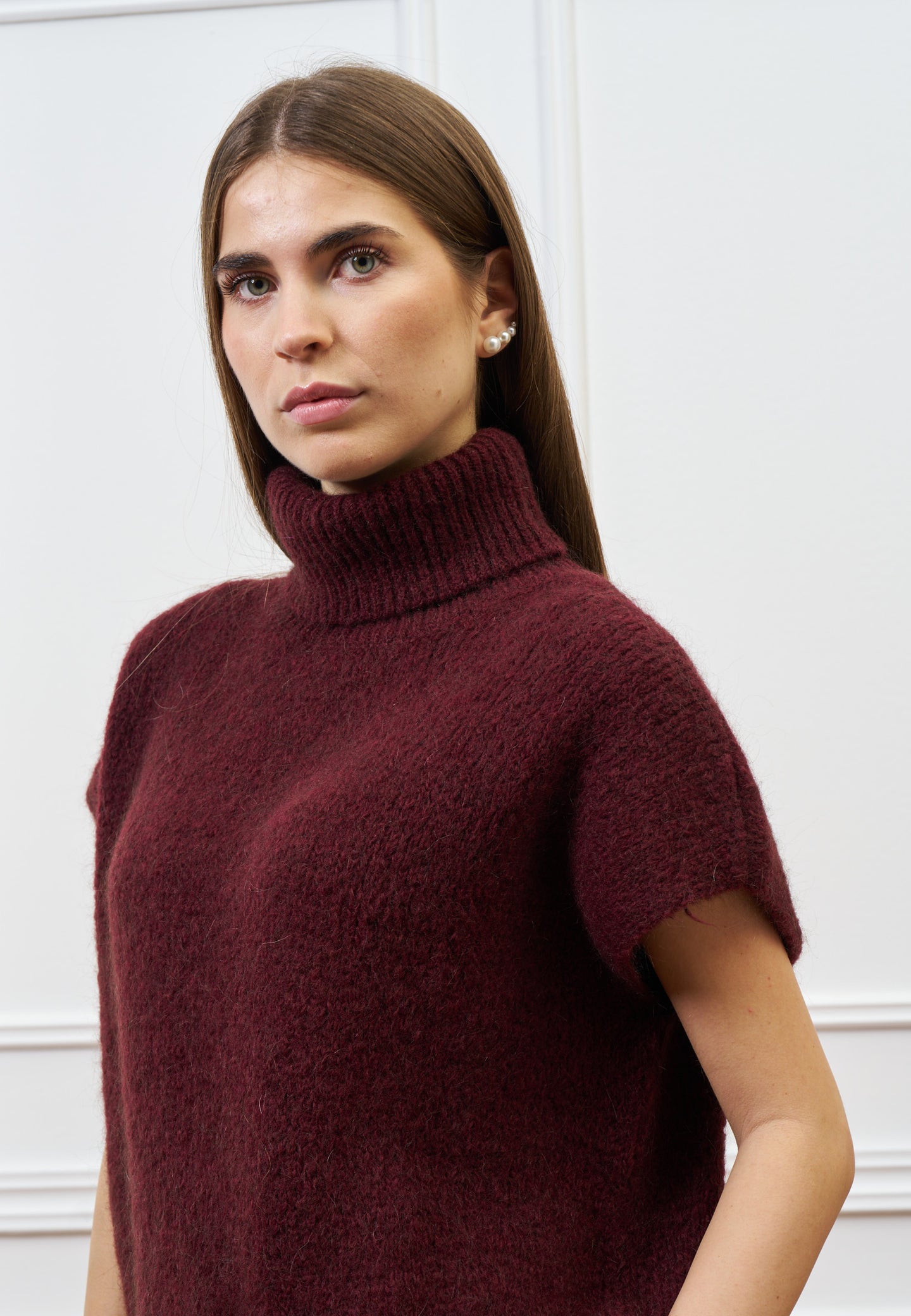 Maglia smanicata con collo alto