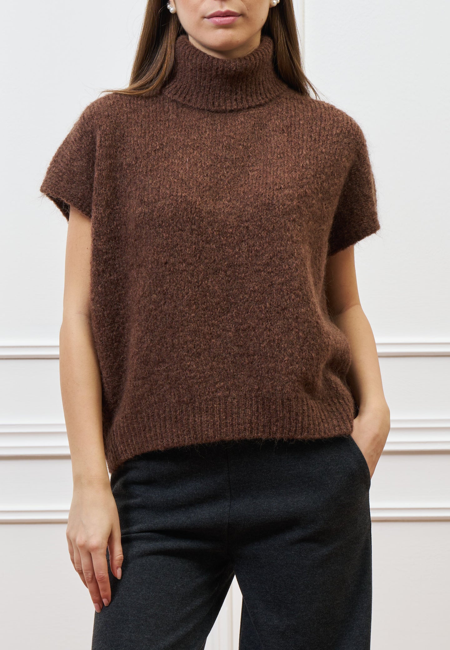 Maglia smanicata con collo alto