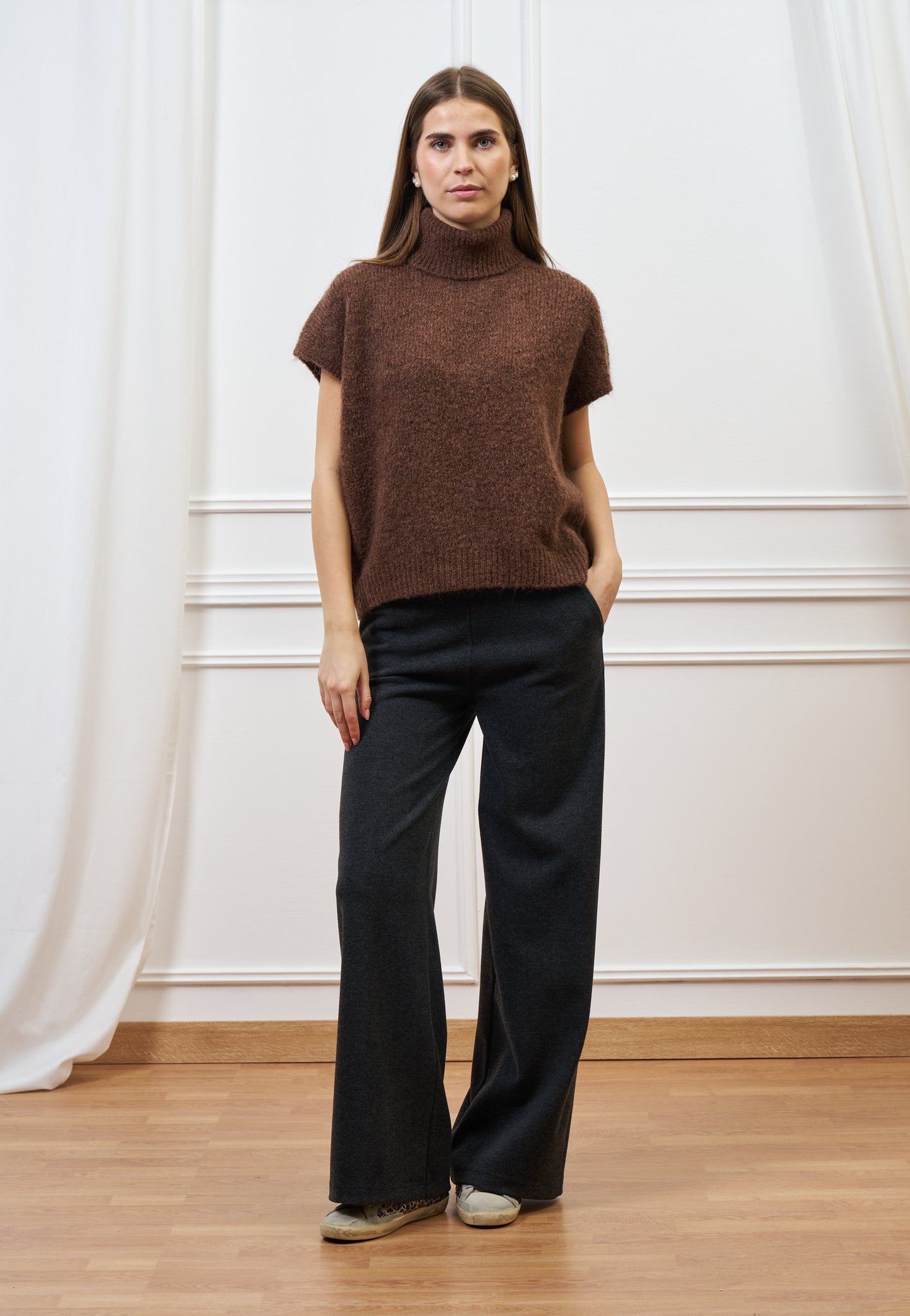 Maglia smanicata con collo alto