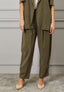 Pantalone con passanti e bottoni