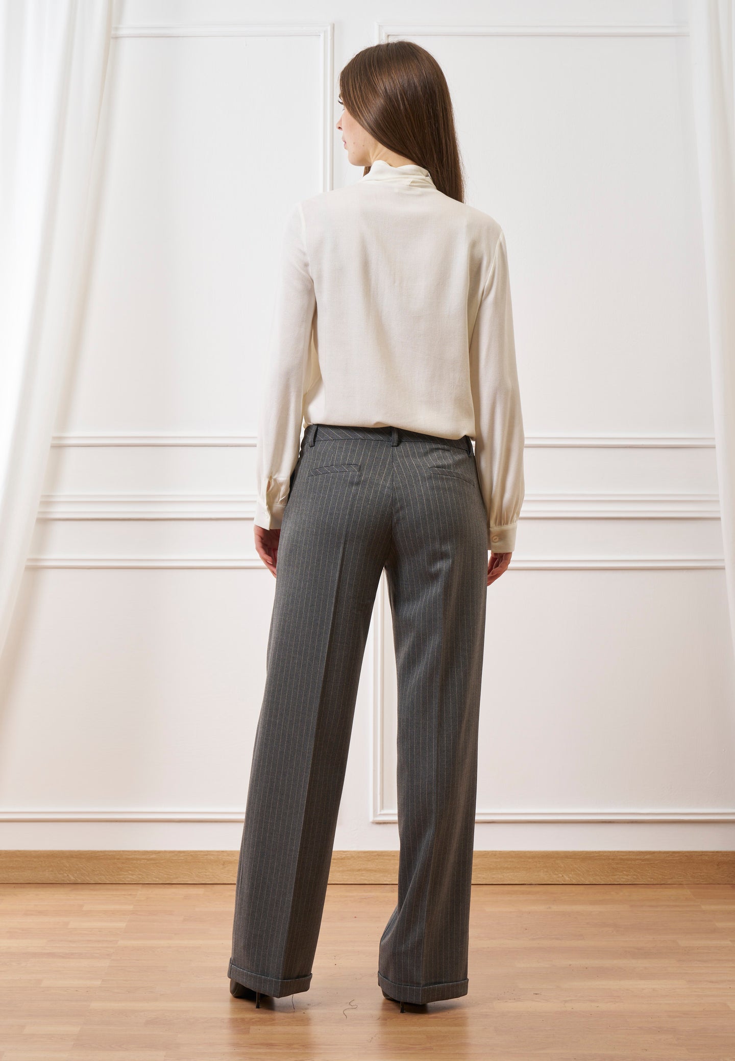 Pantalone gessato con risvolto sul fondo