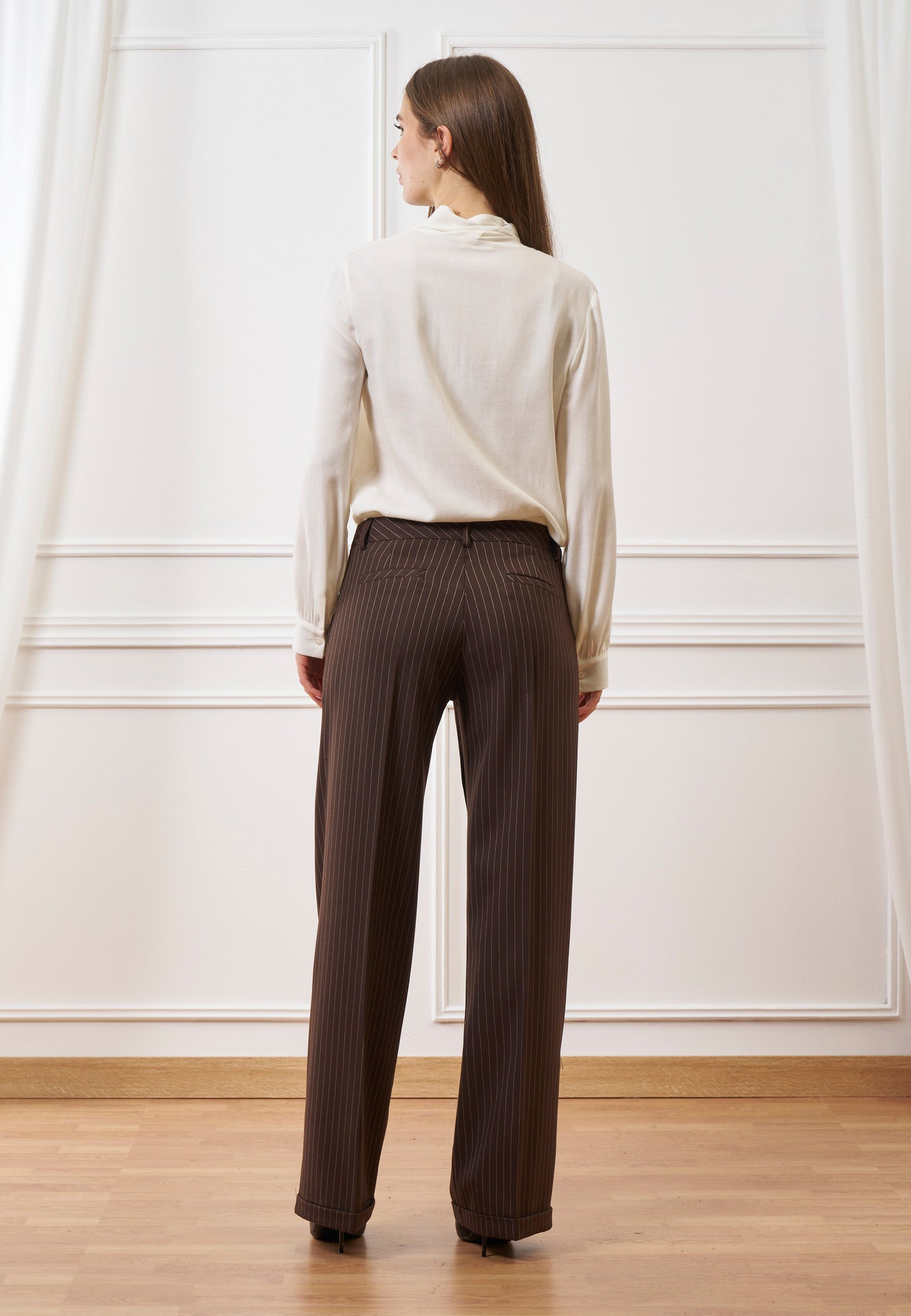 Pantalone gessato con risvolto sul fondo