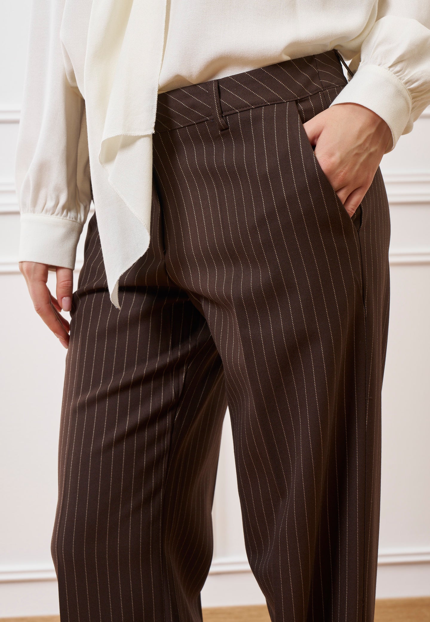 Pantalone gessato con risvolto sul fondo