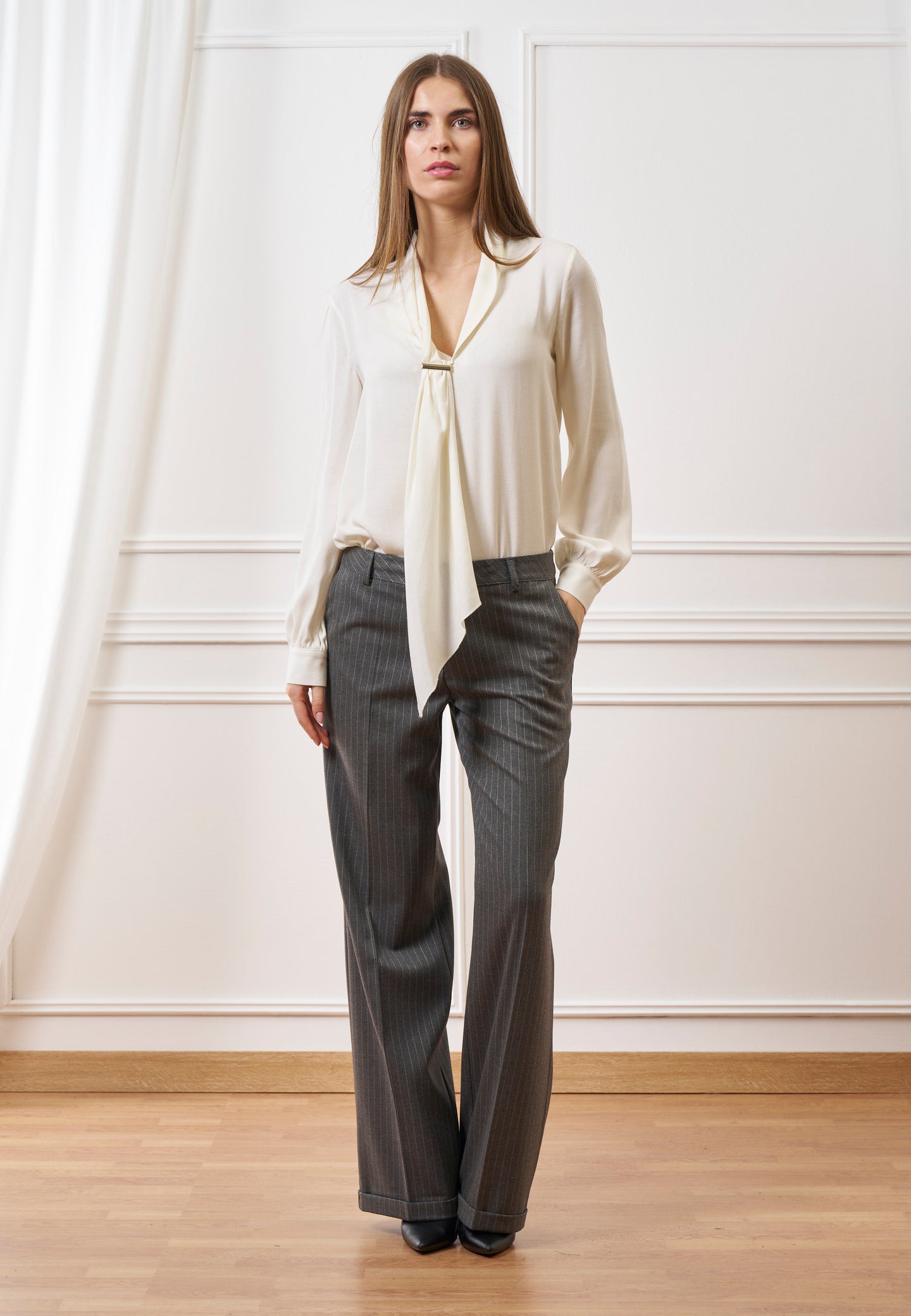 Pantalone gessato con risvolto sul fondo