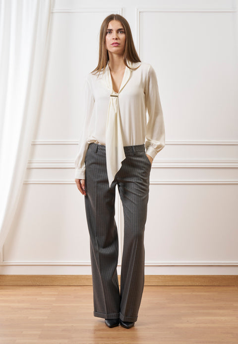 Pantalone gessato con risvolto sul fondo