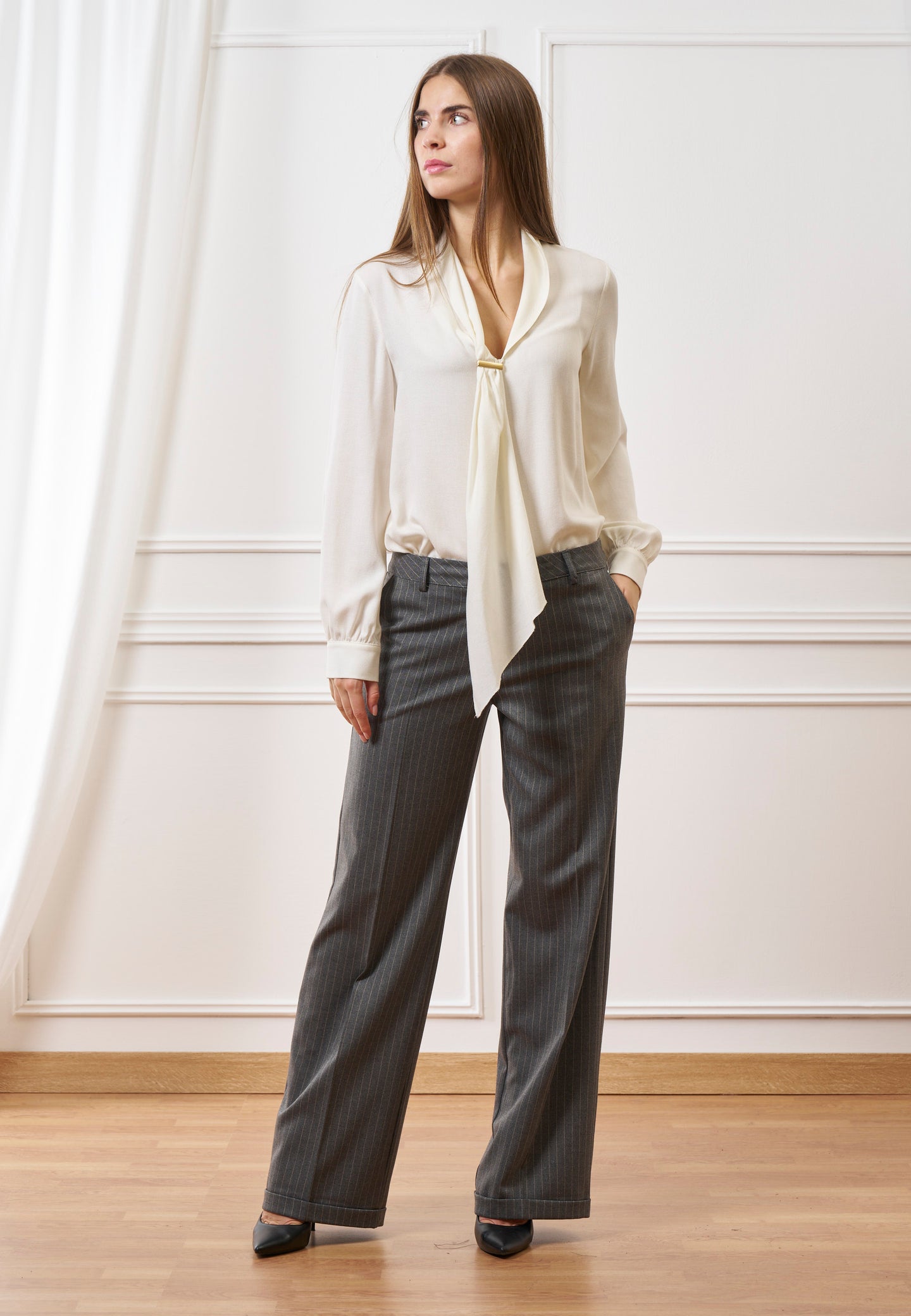 Pantalone gessato con risvolto sul fondo