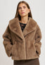 Cappotto corto in ecopelliccia - MARRONE