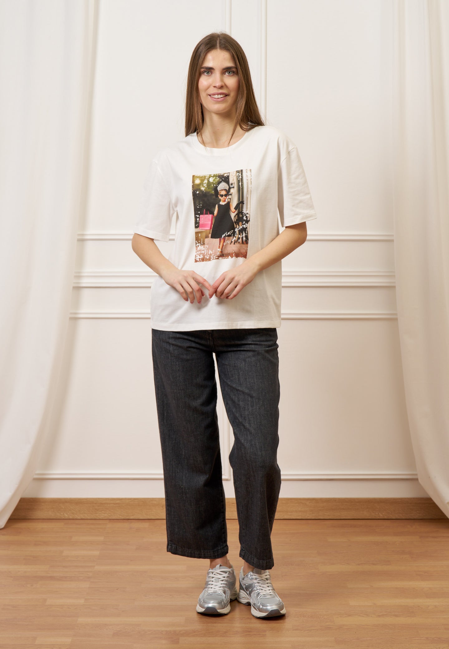 T-shirt con stampa bambina corona