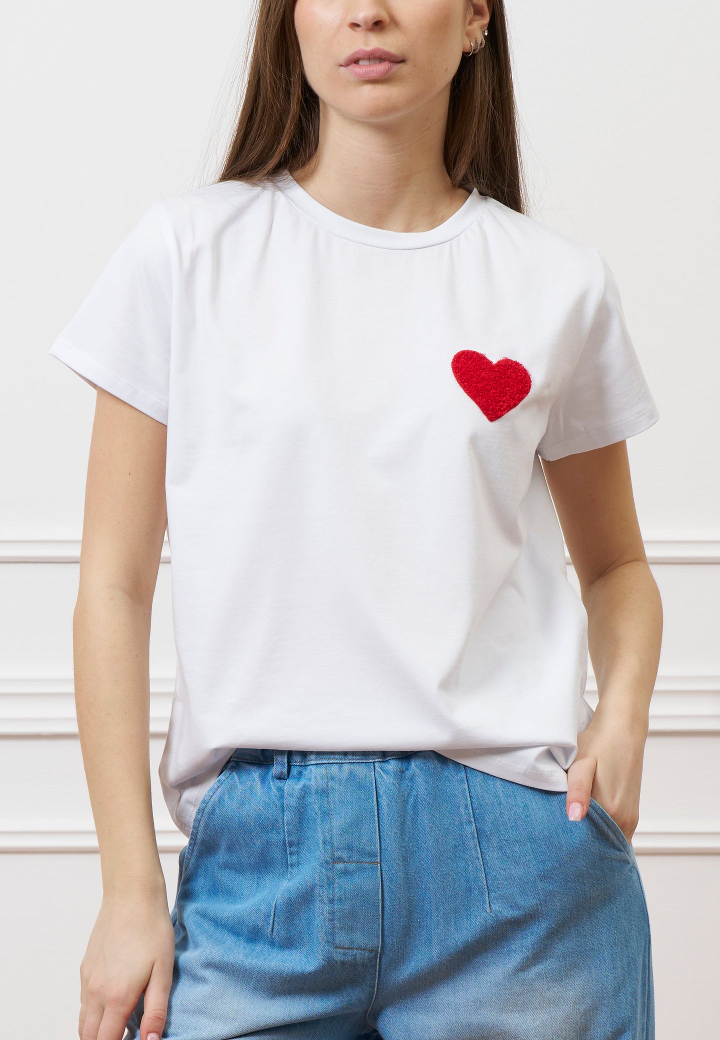 T-shirt con cuore ricamato - ROSSO