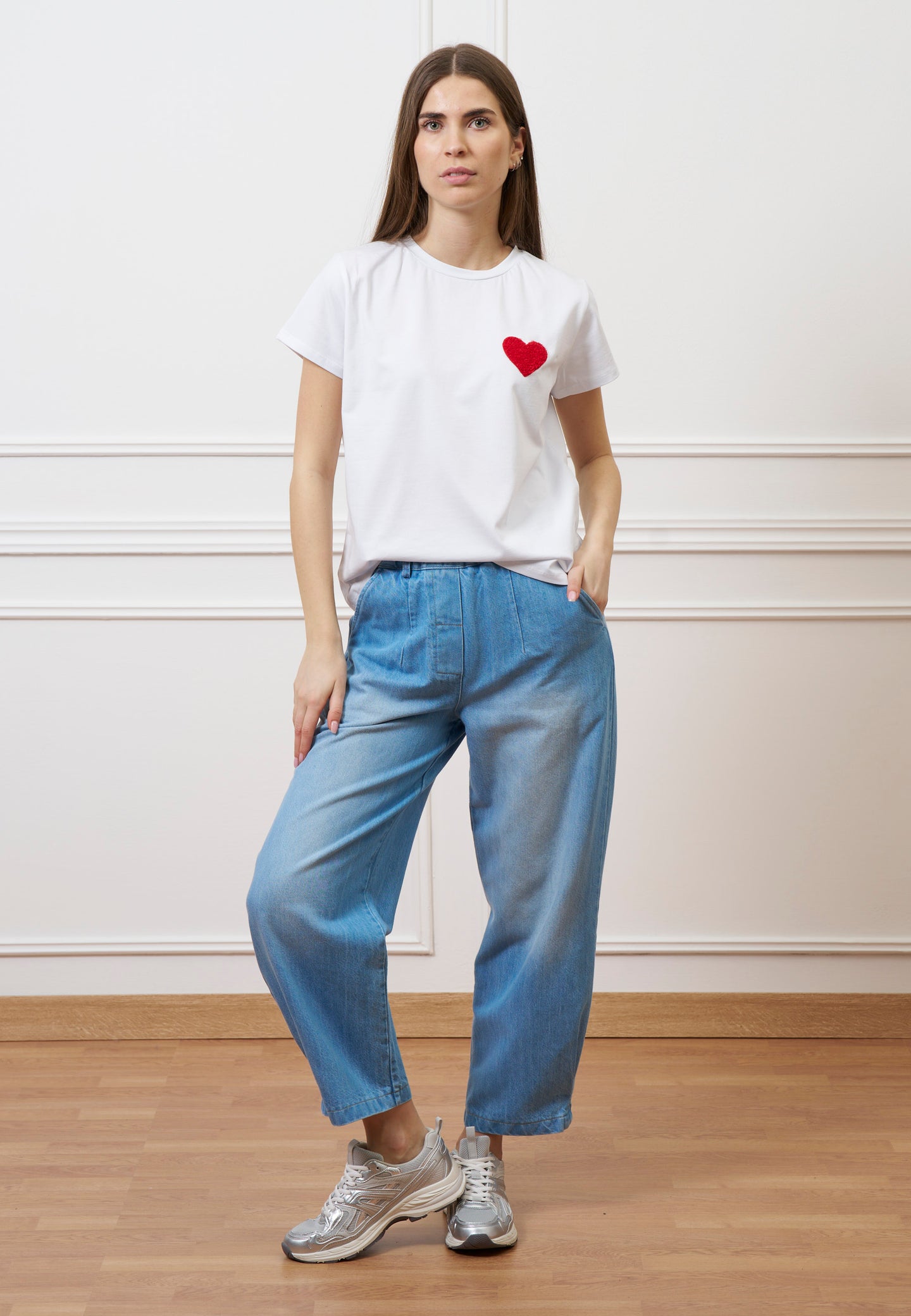 T-shirt con cuore ricamato - ROSSO