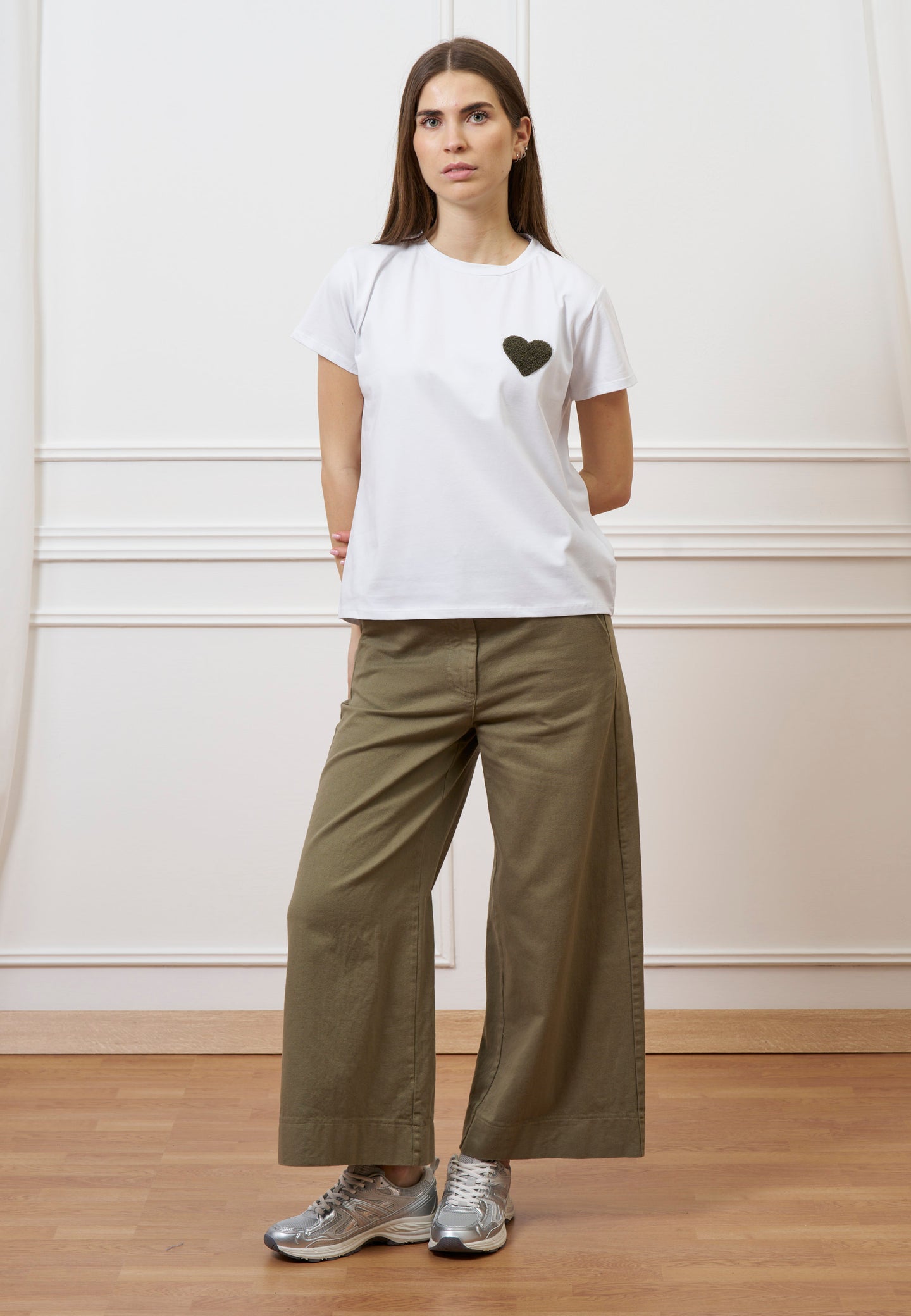 T-shirt con cuore ricamato - MILITARE