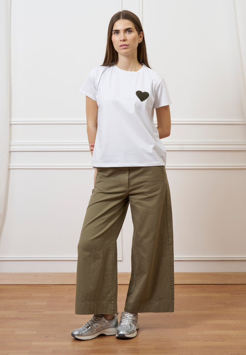 T-shirt con cuore ricamato - MILITARE