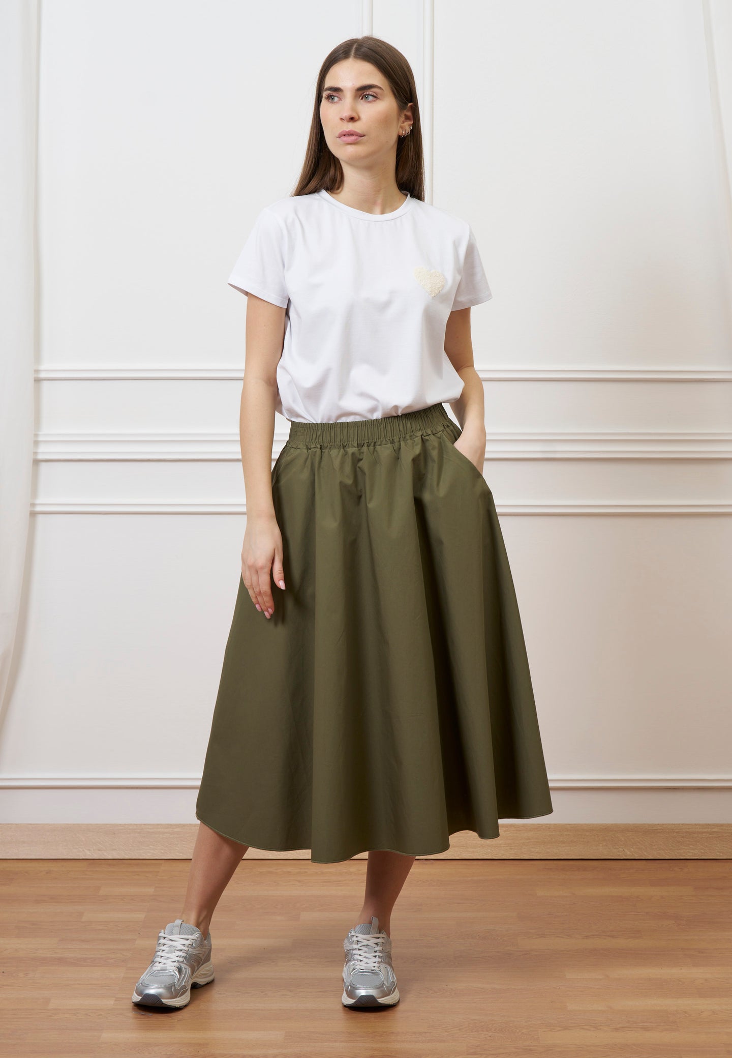 T-shirt con cuore ricamato - BEIGE