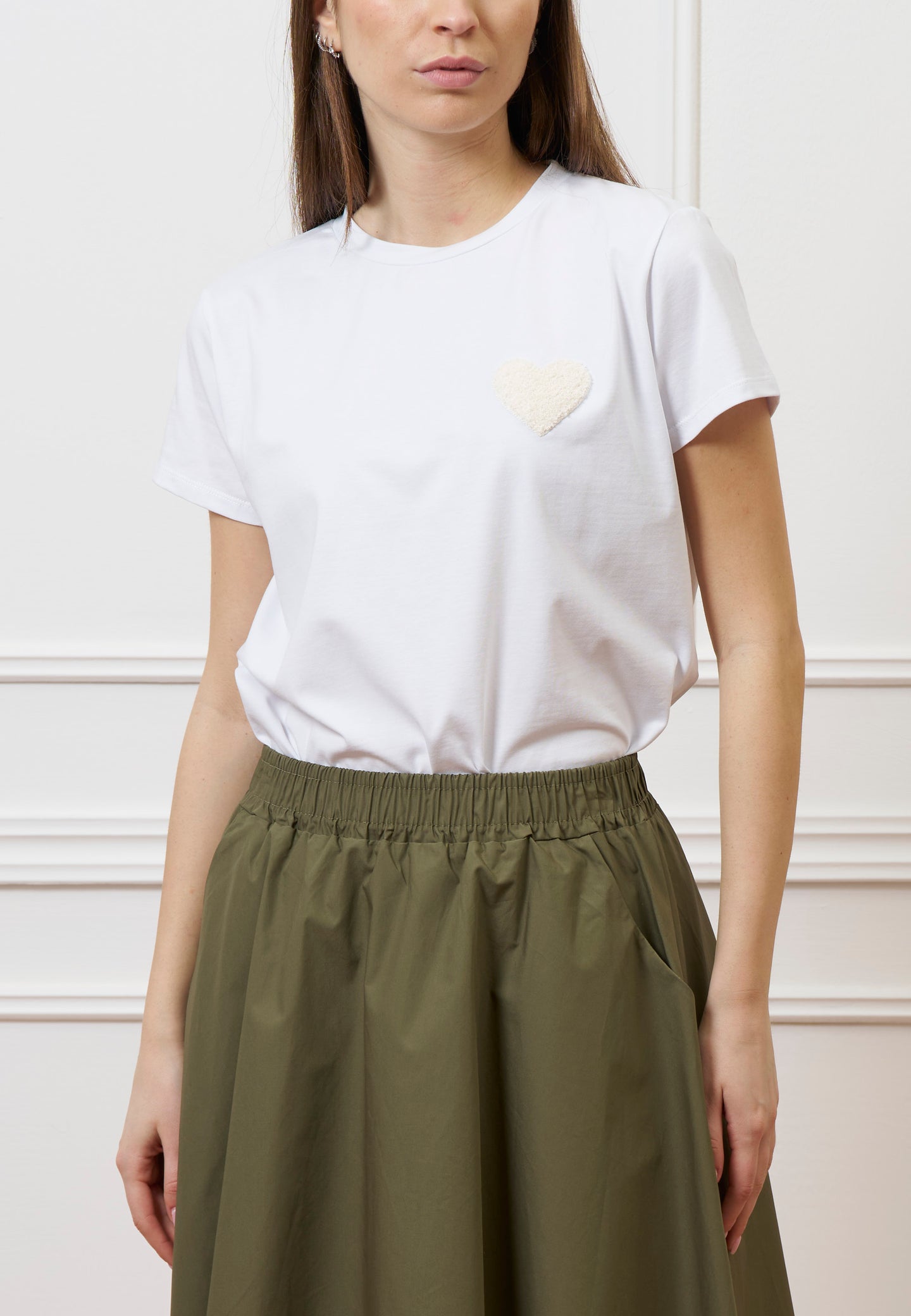 T-shirt con cuore ricamato - BEIGE