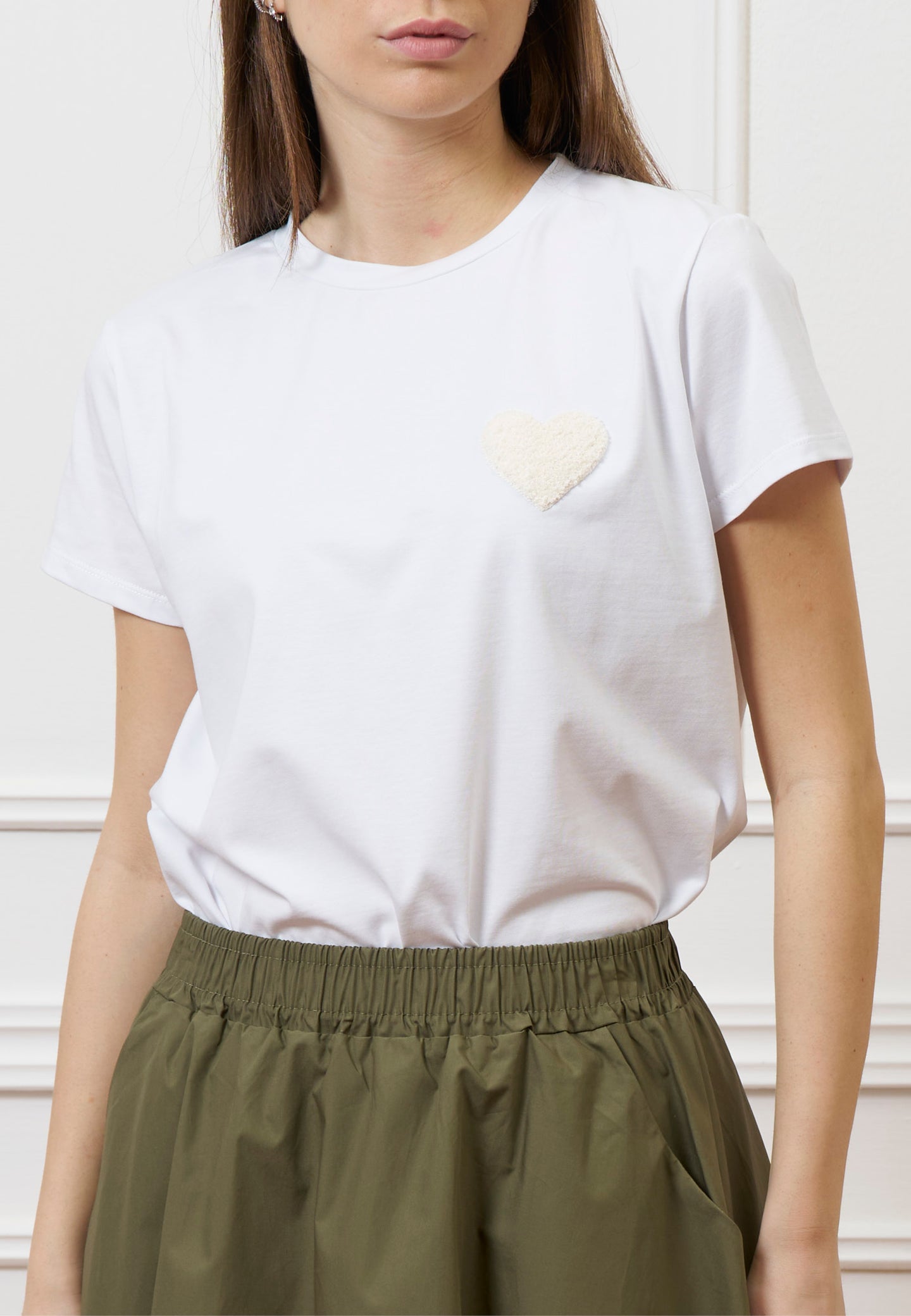 T-shirt con cuore ricamato - BEIGE