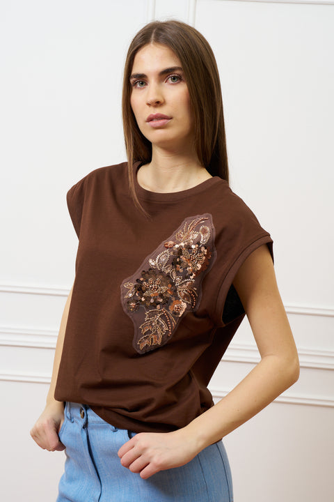 T-shirt con applicazioni sulla spalla - MARRONE
