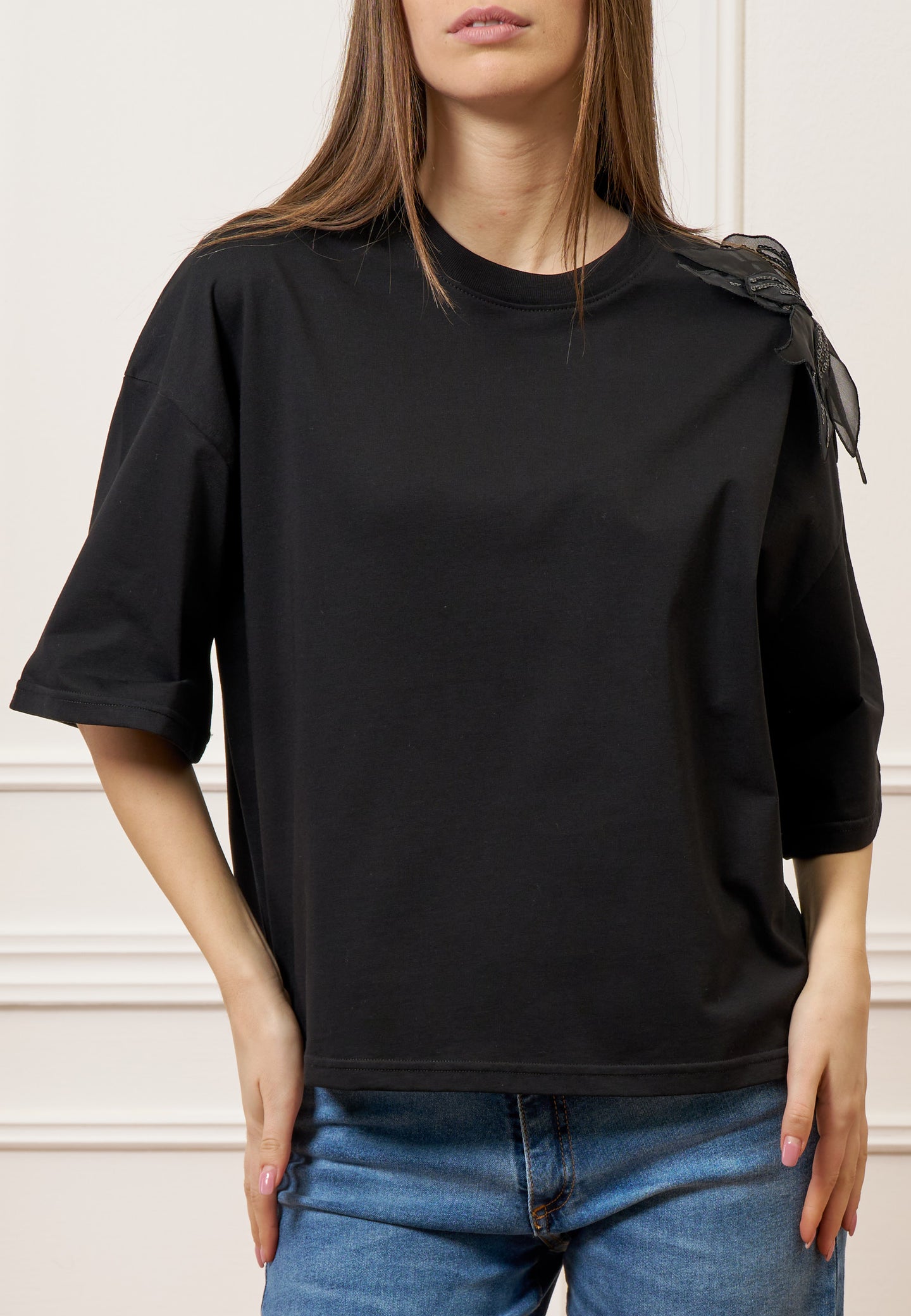 T-shirt con applicazione fiore spalla