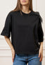 T-shirt con applicazione fiore spalla - NERO