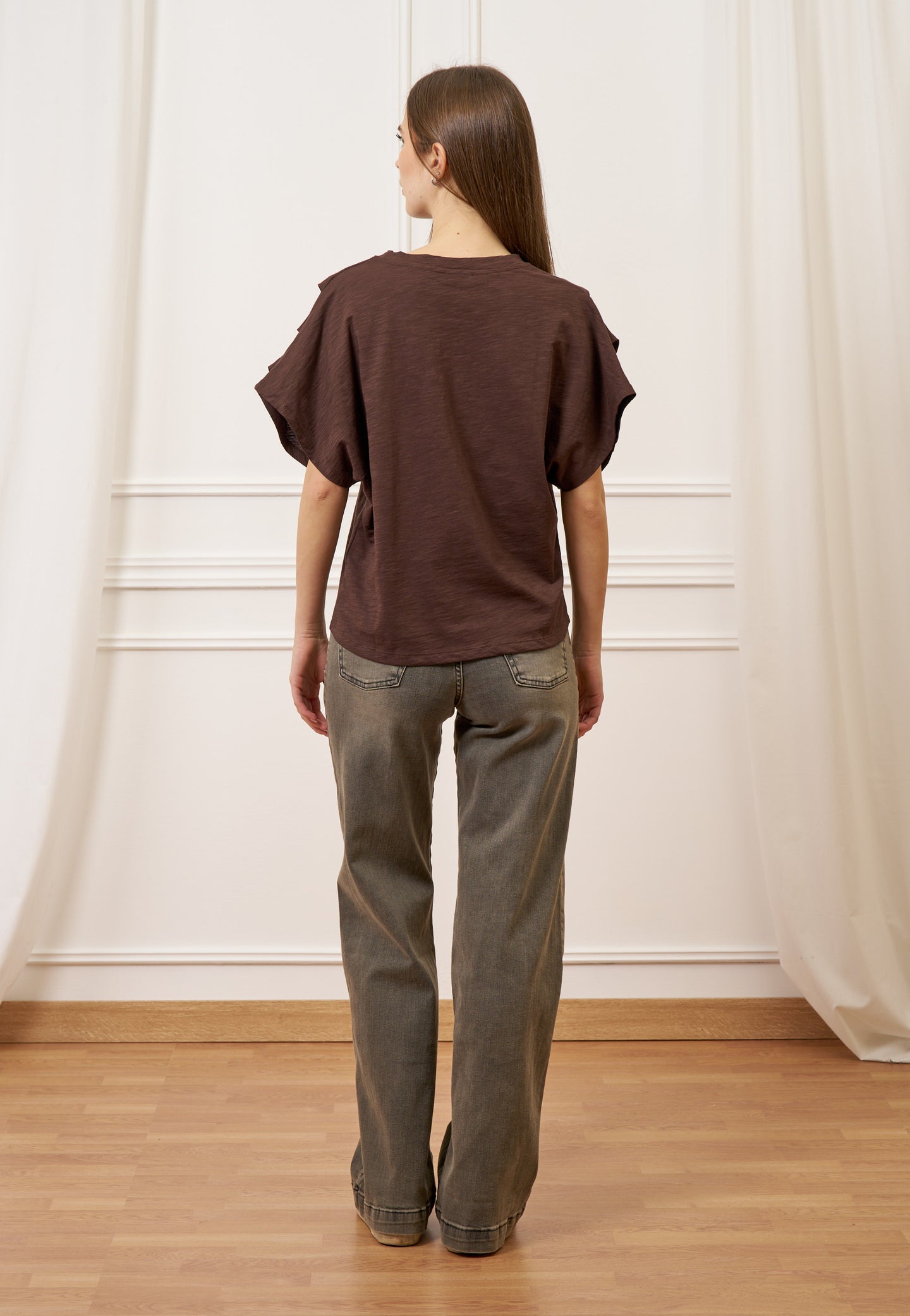 T-shirt con pieghe maniche - MARRONE