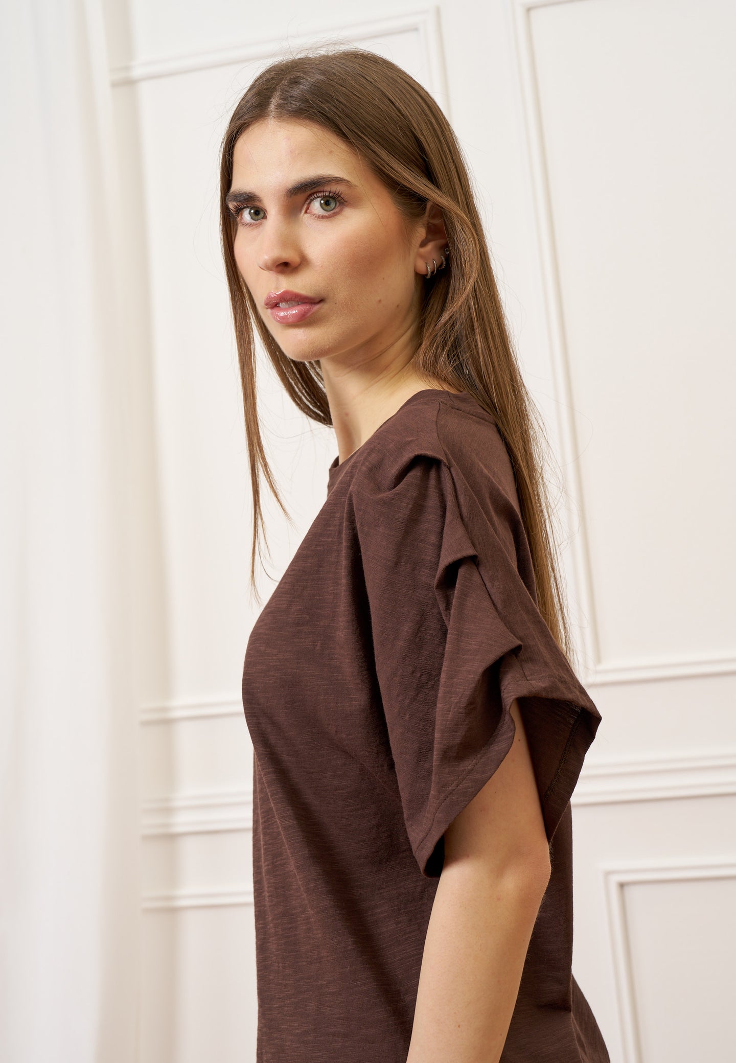 T-shirt con pieghe maniche - MARRONE