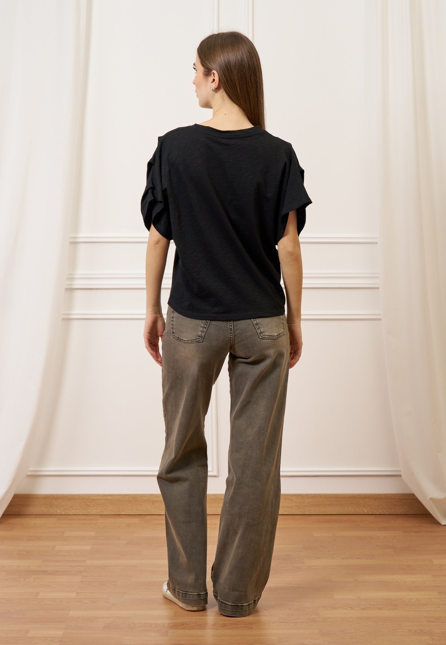 T-shirt con pieghe maniche - NERO