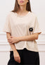 T-shirt con taschino scritta e fiore - BEIGE