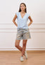 T-shirt a righe con scollo a v e volant - CELESTE