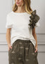 T-shirt con rouche su spalla