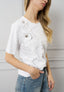 T-shirt con rouches e fiori
