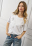 T-shirt con rouches e fiori