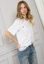 T-shirt con rouches e fiori