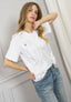 T-shirt con rouches e fiori