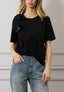 T-shirt con rouches e fiori