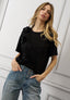 T-shirt con rouches e fiori