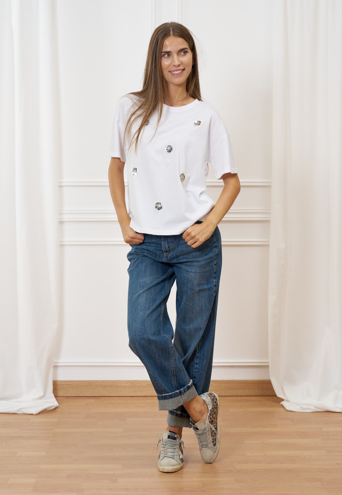 T-shirt girocollo con ricamo fiori