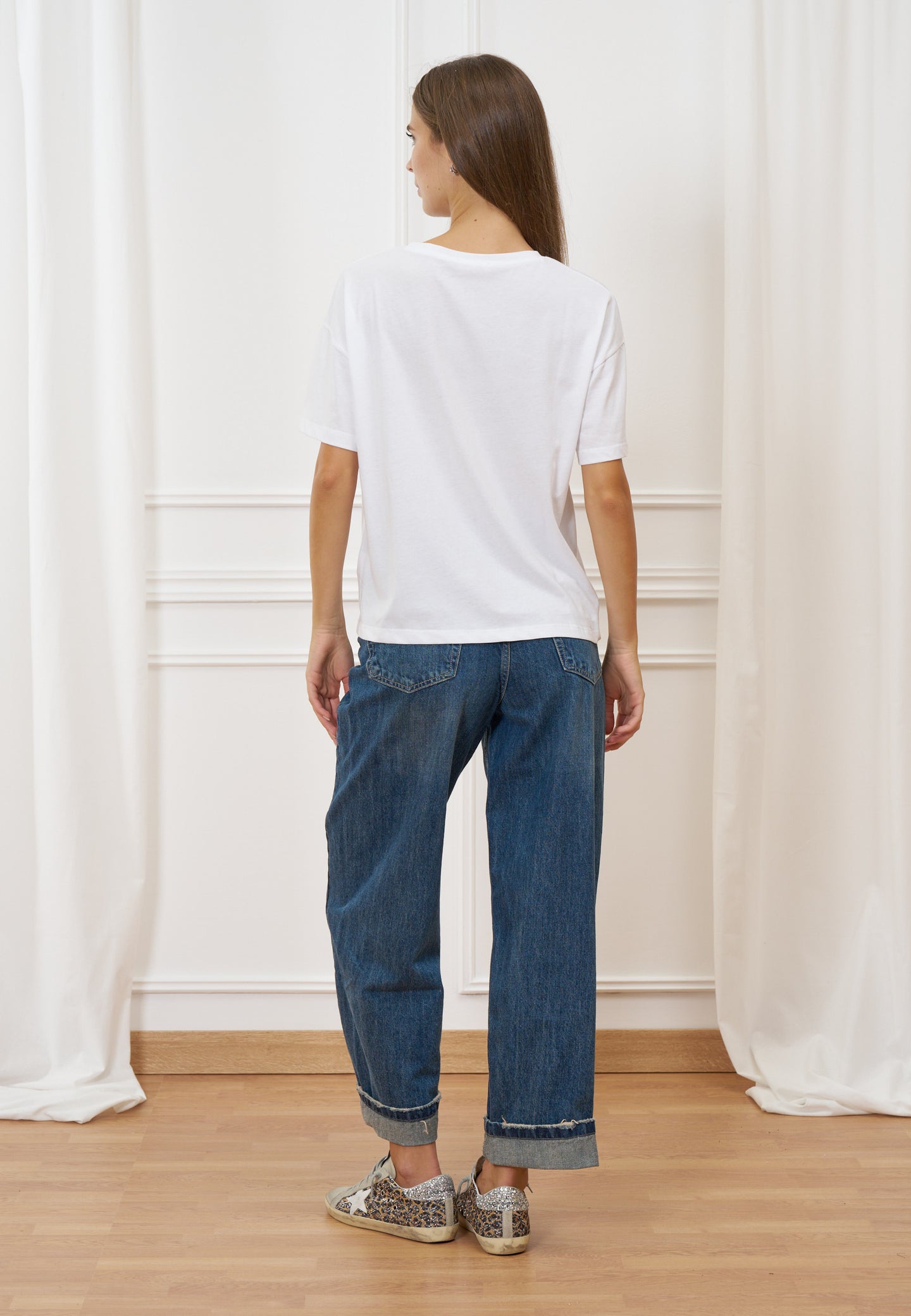 T-shirt girocollo con ricamo fiori