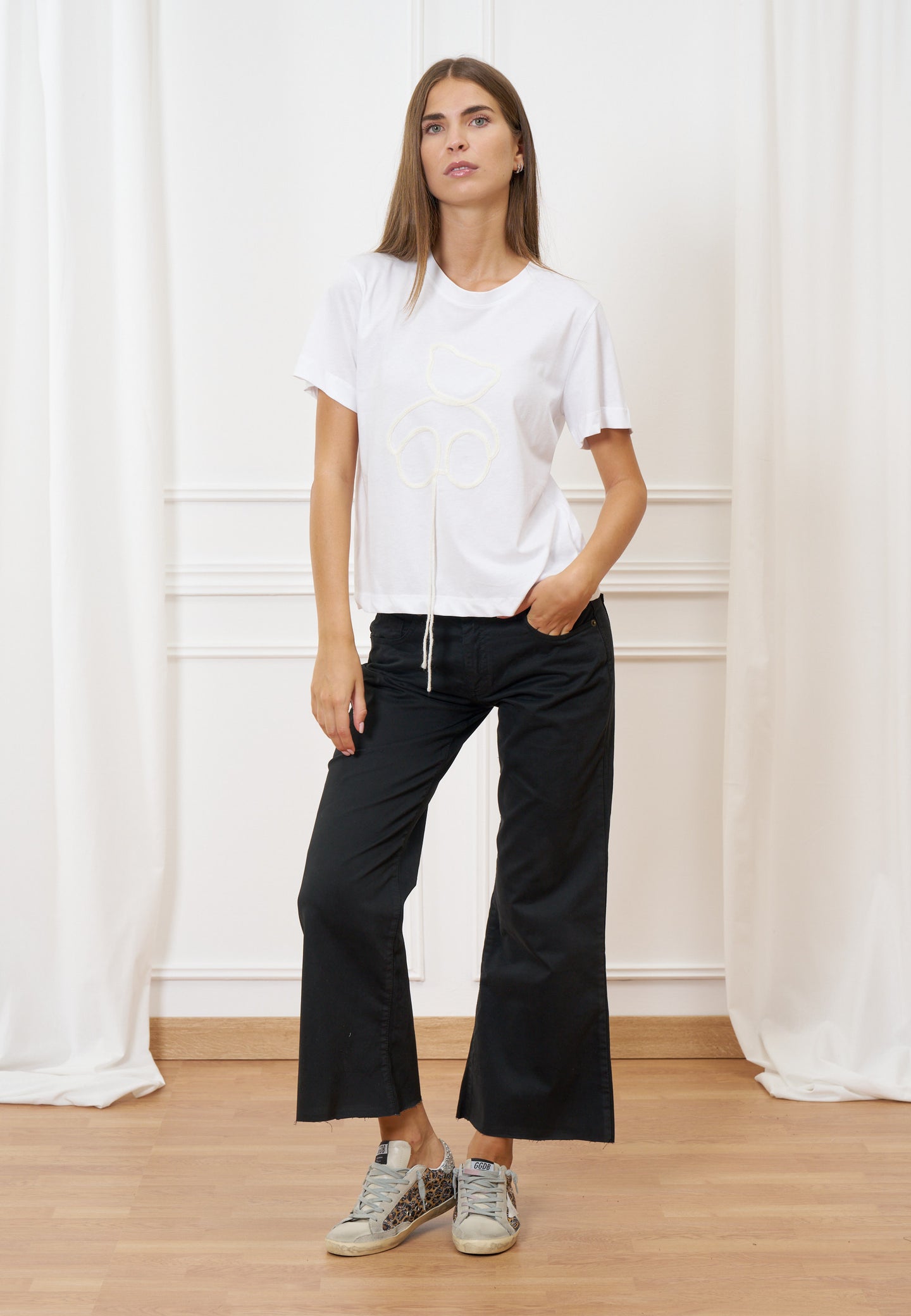 T-shirt girocollo con ricamo