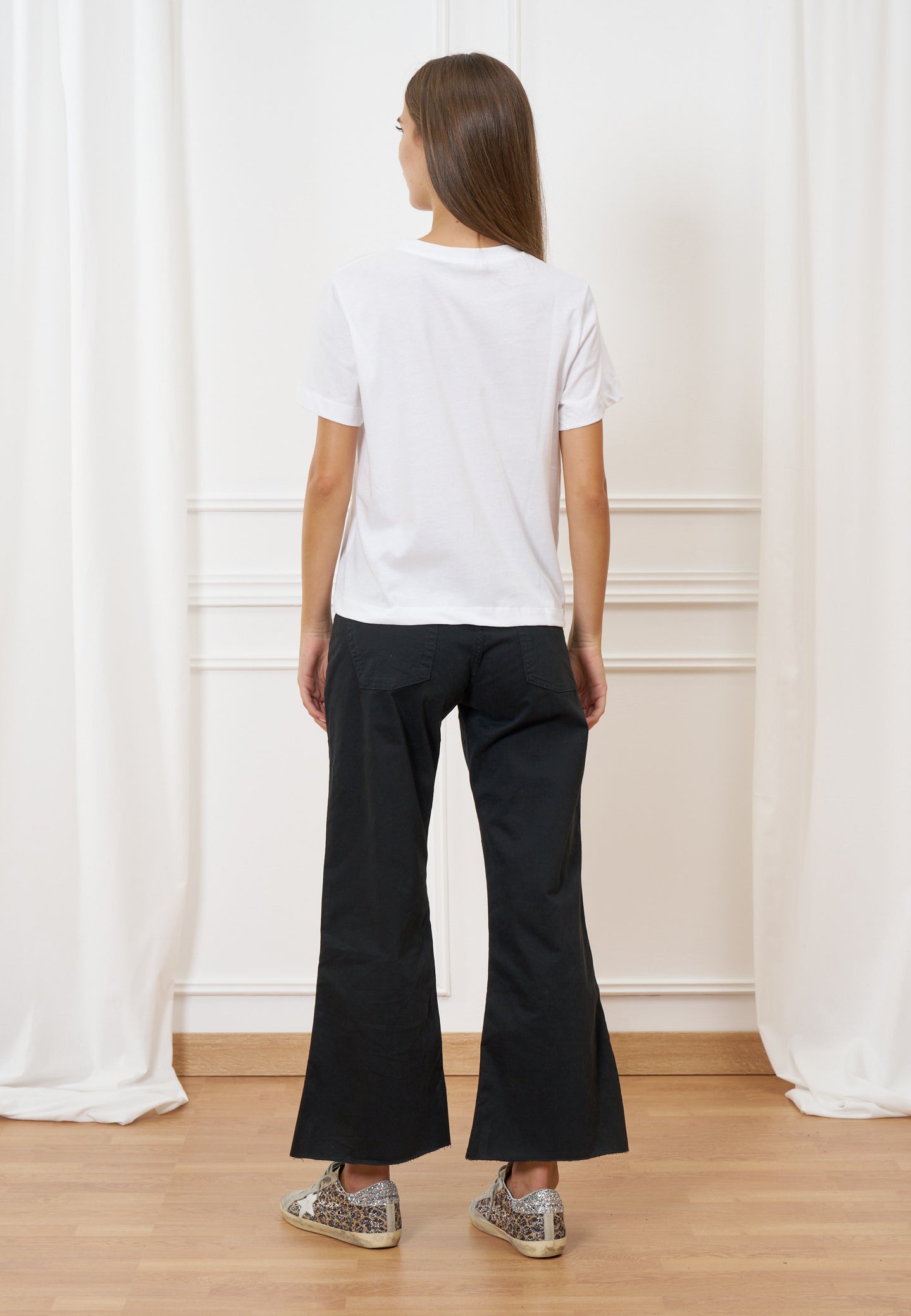 T-shirt girocollo con ricamo