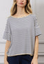 T-shirt over righe spalla scesa
