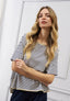 T-shirt over righe spalla scesa