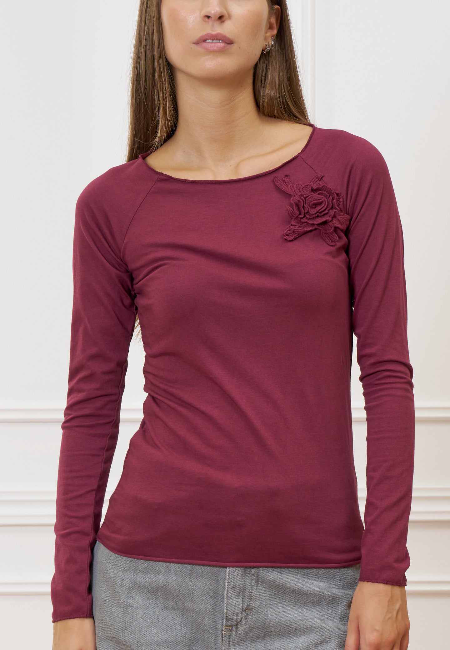 T-shirt scollo a barca con fiore