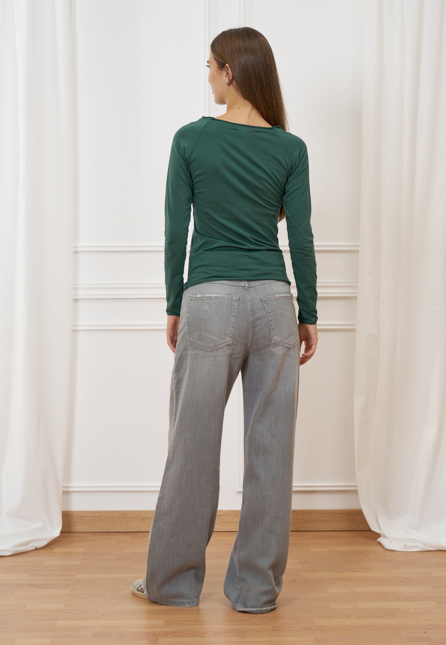 T-shirt scollo a barca con fiore