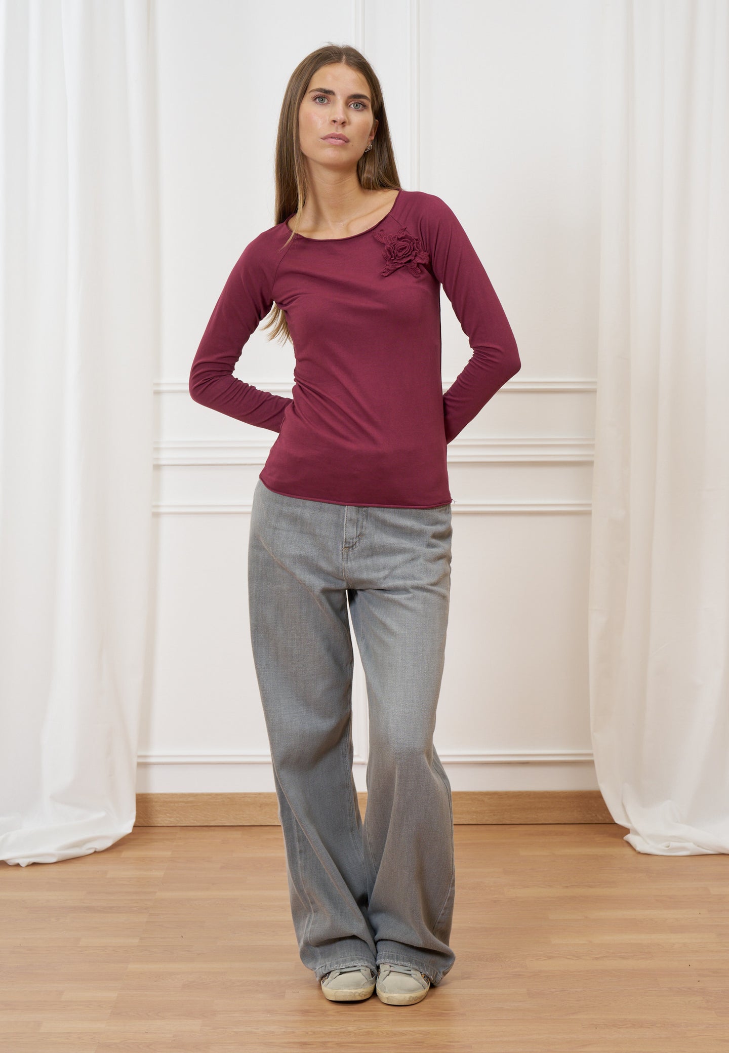 T-shirt scollo a barca con fiore