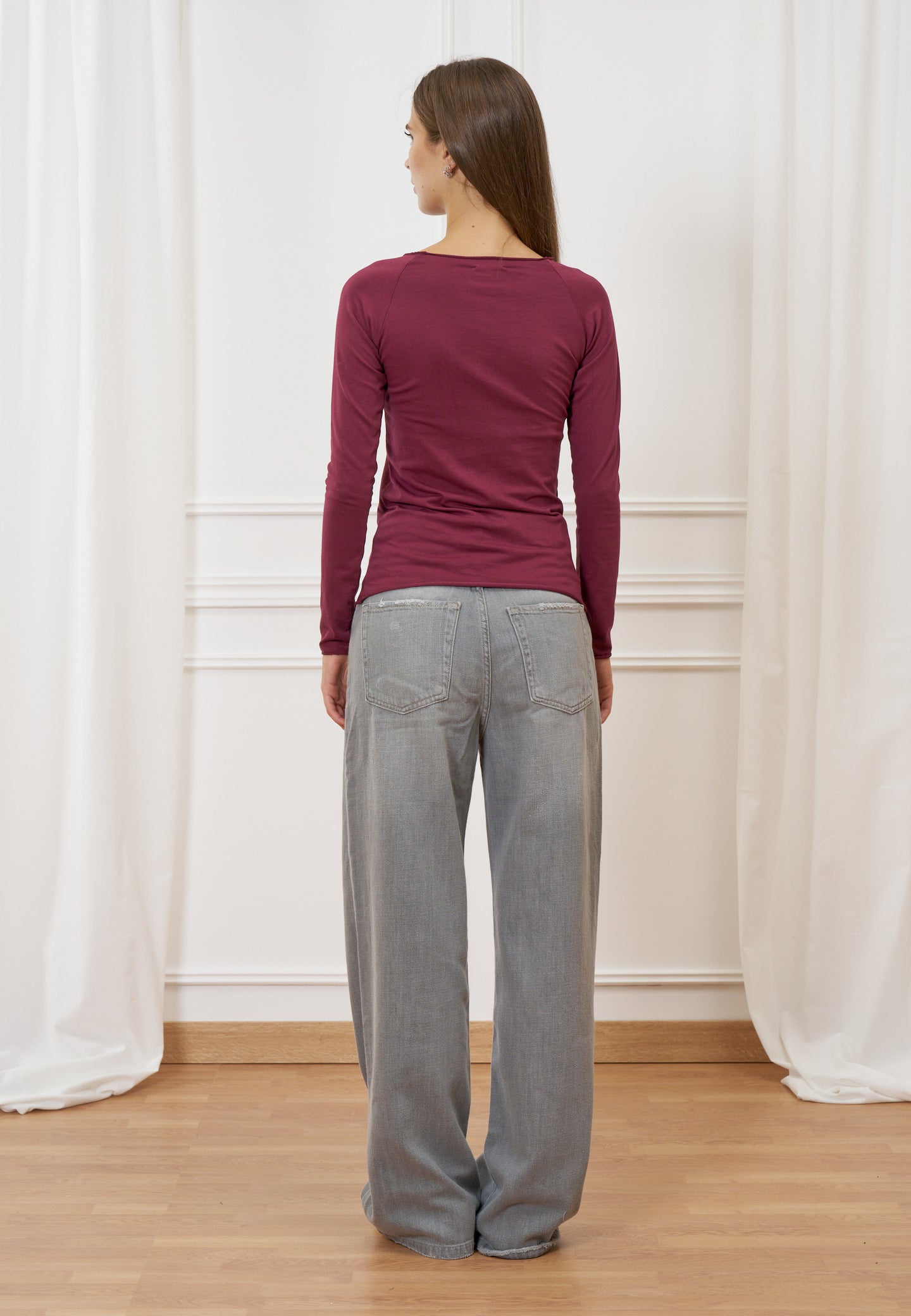 T-shirt scollo a barca con fiore