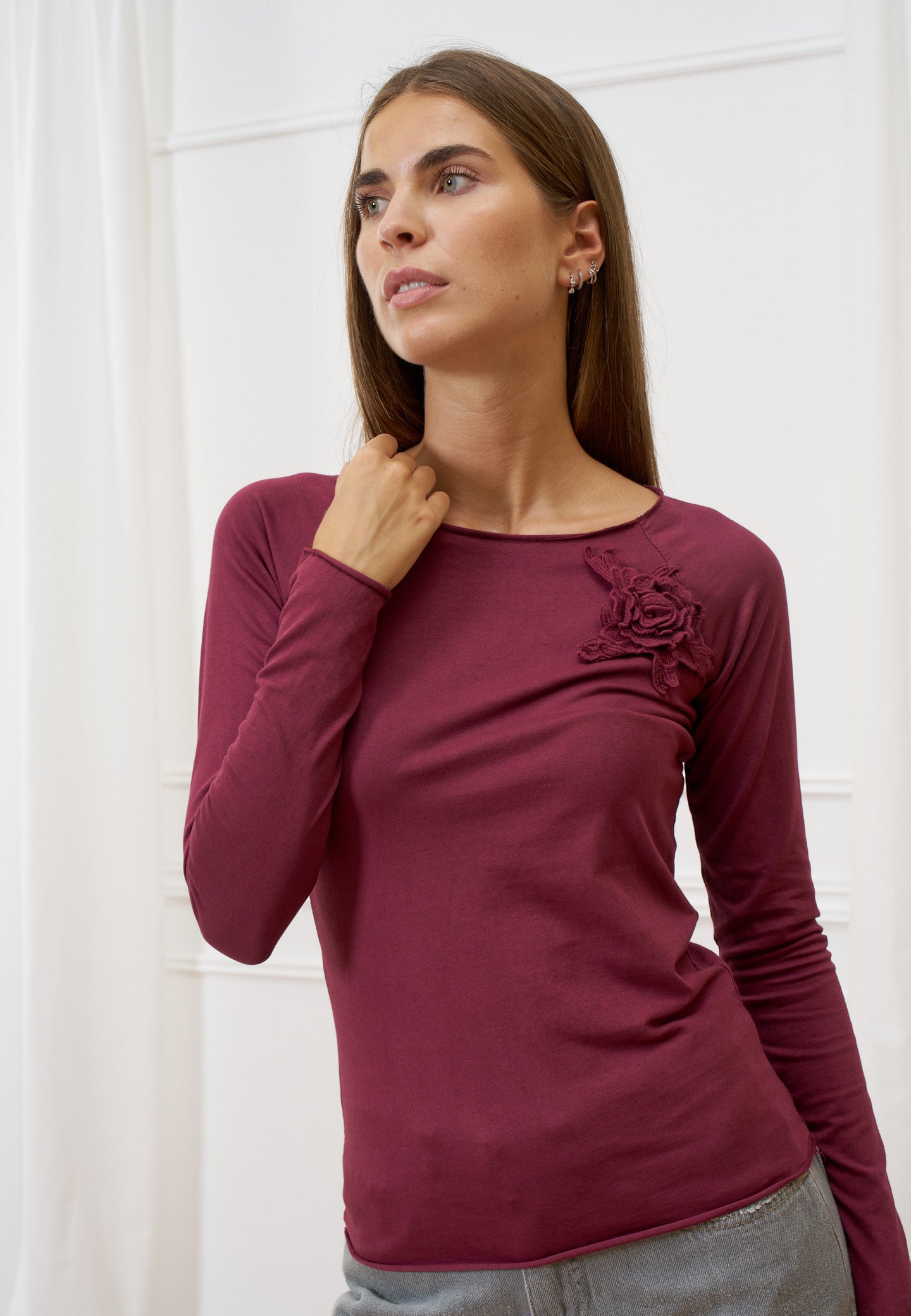 T-shirt scollo a barca con fiore