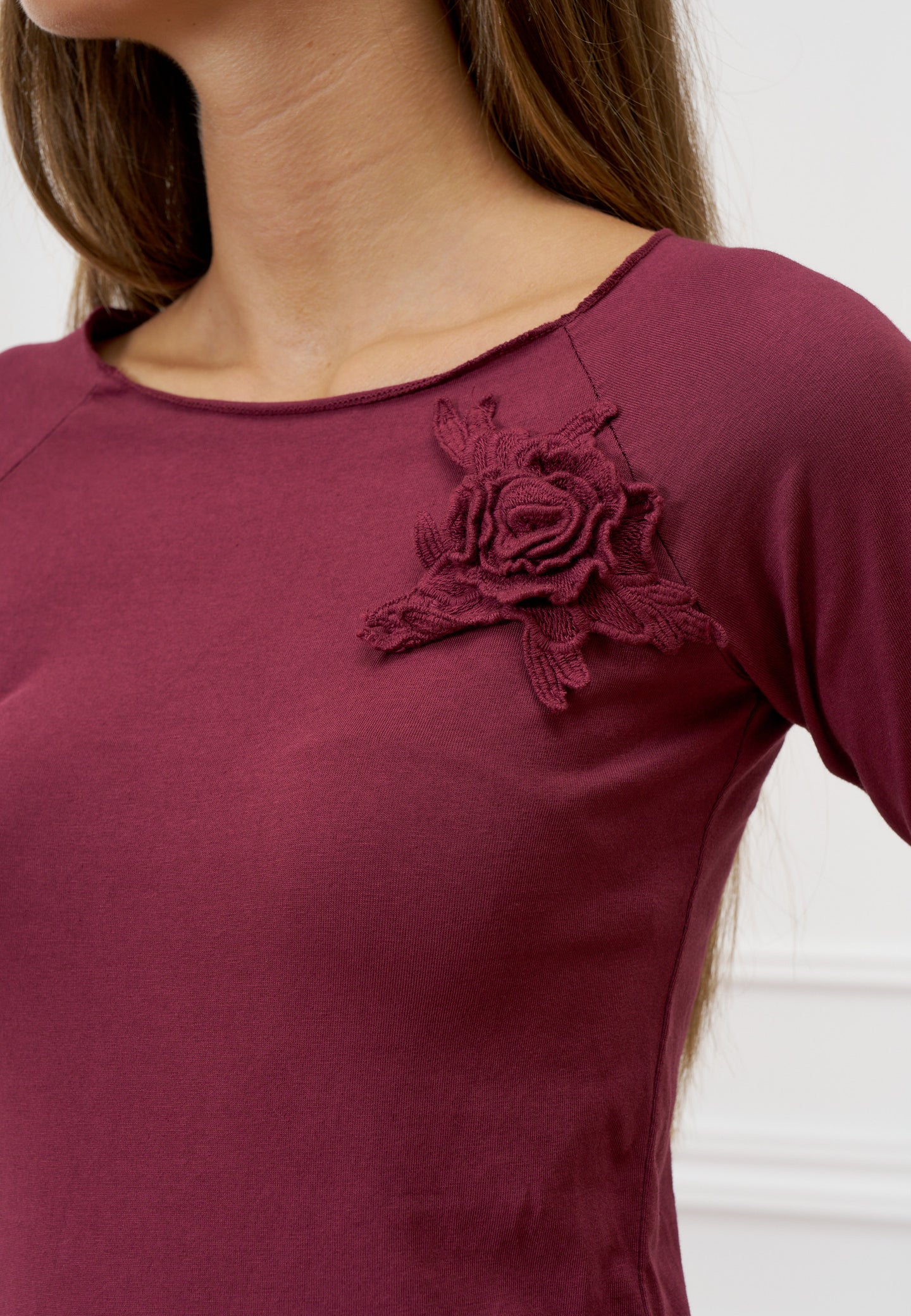 T-shirt scollo a barca con fiore