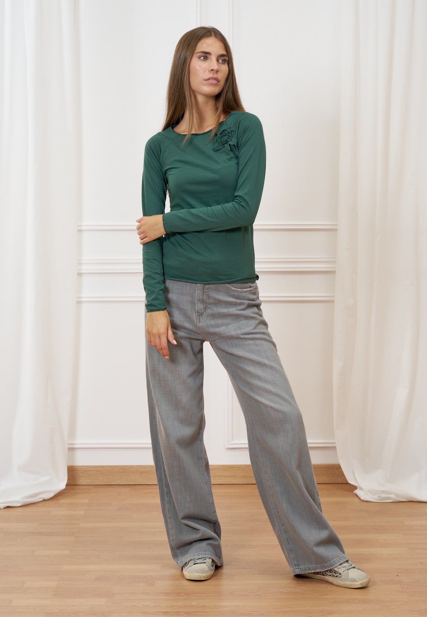 T-shirt scollo a barca con fiore